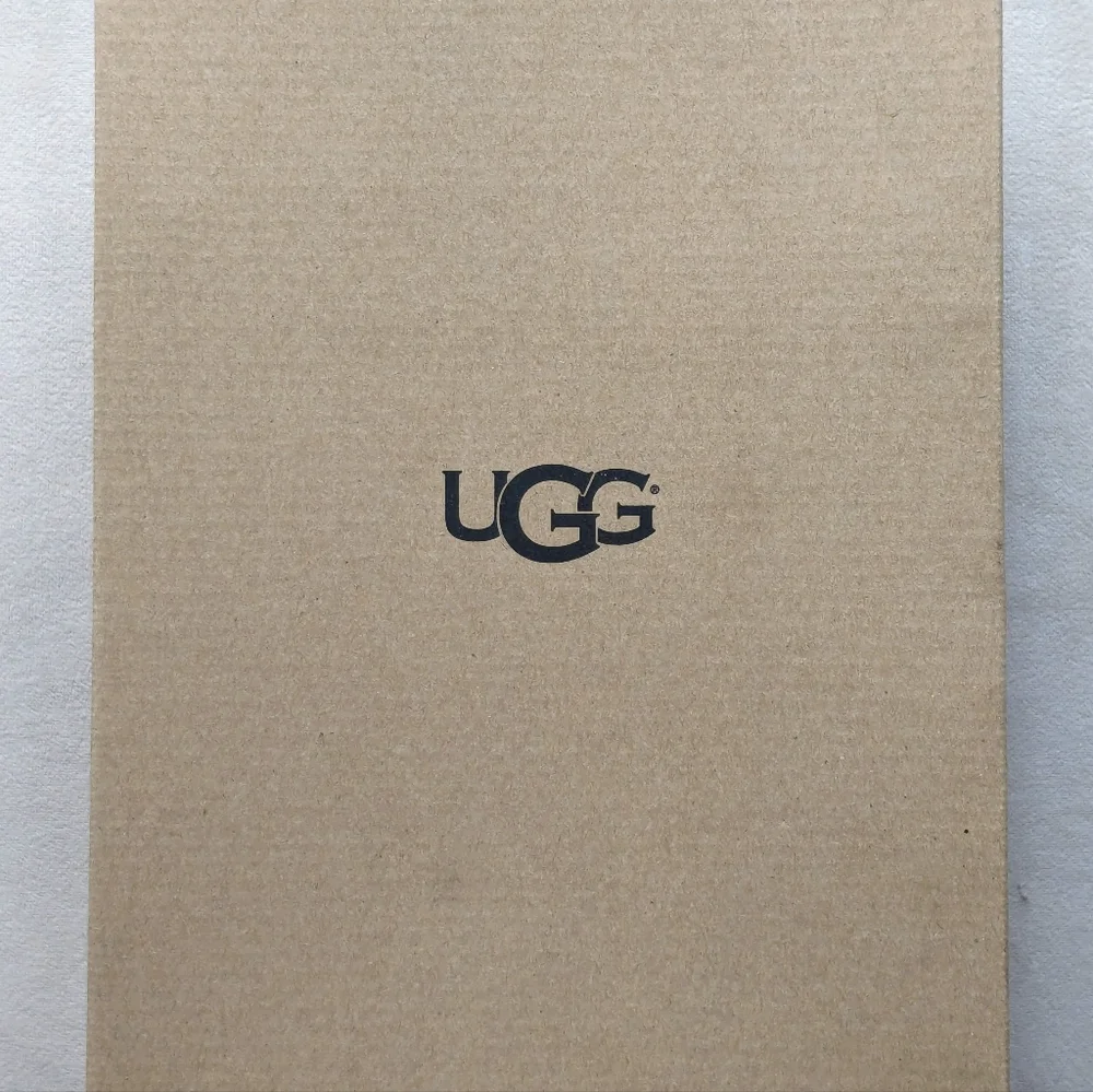 BNIB UGG K Canoe Reflective - size 6